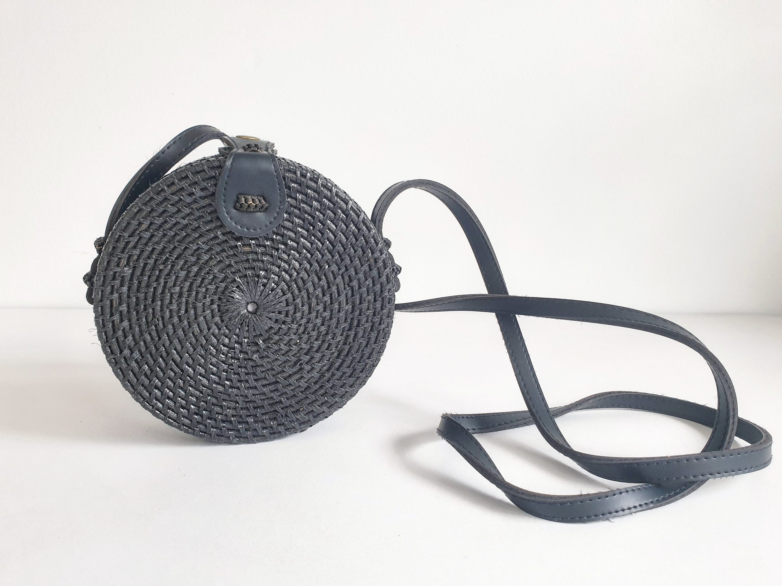 Round handmade woven straw bag NOIR